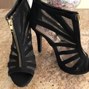 Super cute brand new NW black mesh heel